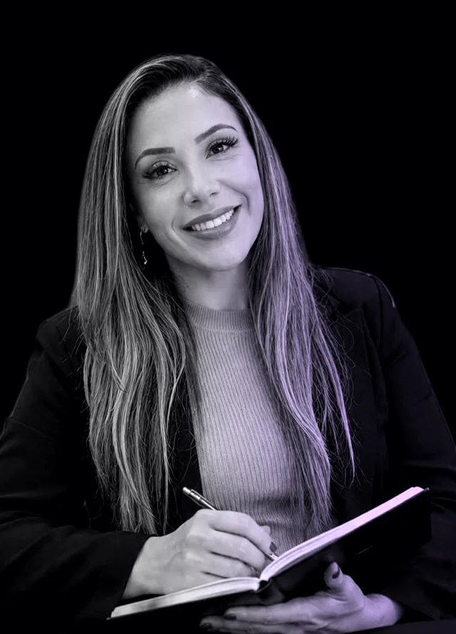 Mariane Taborda, fundadora e CEO da MTABORDA Agency, sorrindo com uma agenda na mão
