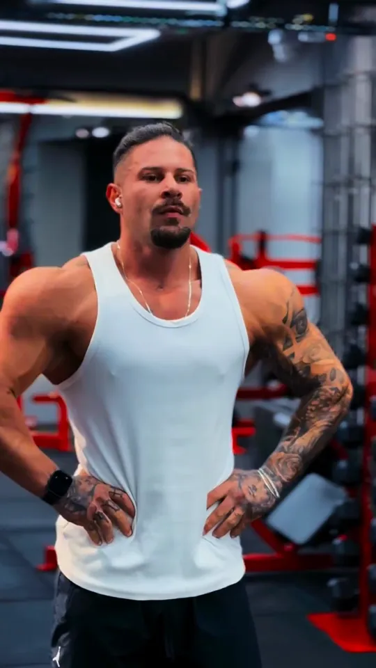 Personal trainer em treino numa academia, reels da KG Trainer