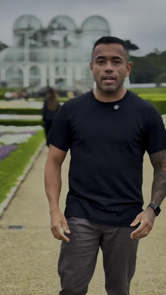 Apresentador em frente ao Jardim Botânico de Curitiba, anúncio da Novezza