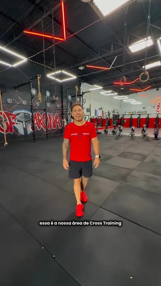 Professor caminha pela área de cross training da Sport Arena